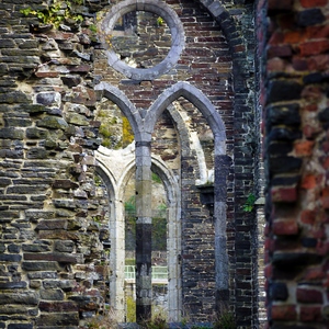 Suite de fenêtres gothiques en pierres dans des murs en ruine - Belgique  - collection de photos clin d'oeil, catégorie rues